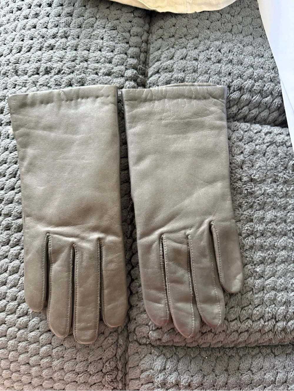 Classic Leather Gloves in Taupe